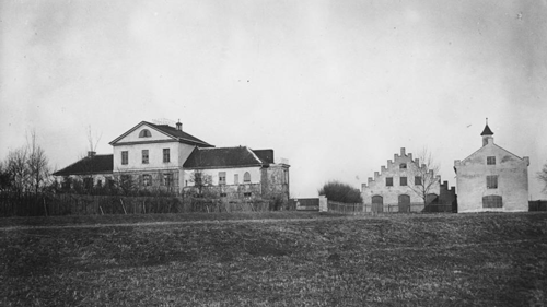 Das Höchl-Schlössl (links) mit Wirtschaftsgebäuden (Originaltitel: »v. Erff«). Fotografie von Georg Pettendorfer, 24.2.1917. Quelle: Stadtarchiv München, Sign. DE-1992-FS-NL-PETT1-0222
