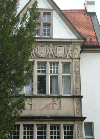 Erkerdekor von Heinrich Waderé an der Nordseite der Villa »Lindenhof«; © dietlind pedarnig, 2007
