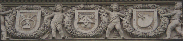Putti, Girlanden und Wappen mit Symbolen der Malerei und Architektur am oberen Abschluss des nördlichen Risalits von Heinrich Waderé; © dietlind pedarnig, 2007