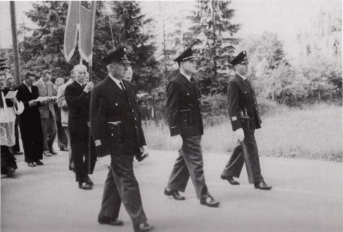 Polizeibeamten führen eine Fronleichnamsprozession in der Ostpreußenstraße an (um 1960) © Verein für Stadtteilkultur im Münchner Nordosten e.V.