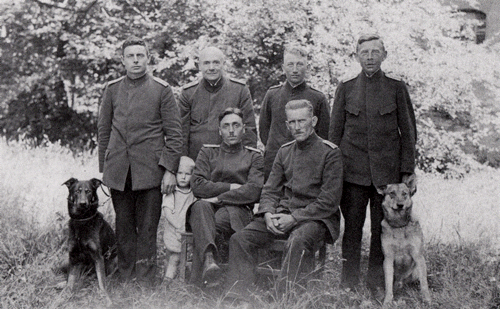 Polizeibeamte in bayerischer Uniform im Garten des Polizeireviers 11, Ostpreußenstraße 62, 1934. © Verein für Stadtteilkultur im Münchner Nordosten e.V.