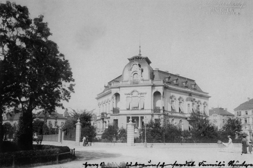 Villa Prinz Joseph Klemens, 1904. Eine handschriftliche Notiz weist auf die Familie Röntgen hin, da die zu diesem Zeitpunkt hier gewohnt hat. Fotografie von Georg Pettendorfer. Quelle: Stadtarchiv München, Sign. DE-1992-FS-NL-PETT1-4195
