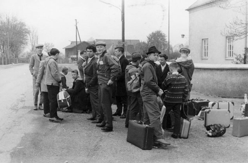Schüler vor der Ostpreußenschule, © Verein für Stadtteilkultur im Münchner Nordosten e.V.