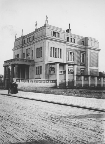 Villa Stuck zur Erbauungszeit, um 1900, noch ohne die Bepflanzung im Eingangsbereich und den Zaun des später bebauten Nachbargrundstücks. Fotografie Georg Pettendorfer. Quelle: Stadtarchiv München, Sign. DE-1992-FS-NL-PETT1-2854
