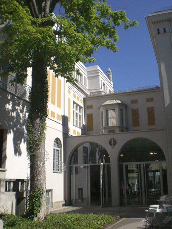 Die überdachte Cafeteria zwischen Wohn- (links) und Atelierhaus, mit direktem Zugang zum Garten © dietlind pedarnig, 2008.