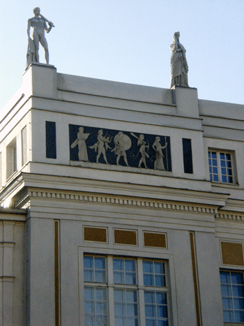 Fassadenausschnitt Villa Stuck mit Simsfiguren © dietlind pedarnig, 2007.
