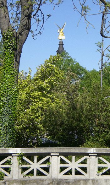 Blick von der Eingangsrampe der Villa Stuck auf den Friedensengel © dietlind pedarnig, 2008.