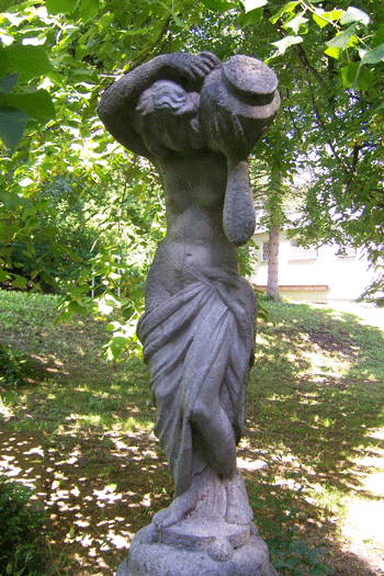 Statue im Garten der Villa Theen; hpt©Verein für Stadtteilkultur im Münchner Nordosten e.V. 2009