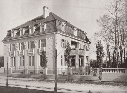 "Wohnhaus des Freiherrn Ludwig von Gumppenberg in München, Ecke Poschingerstraße und Föhringer Allee", in: Architektonische Rundschau 10, 1909.