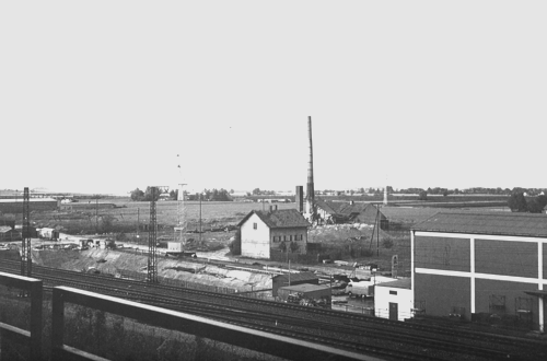 Die Überreste der Ziegelei Anton Baur in Johanneskirchen Anfang 1970: Kamin, davor das Häuschen für die italienischen Saisonarbeiter. Rechts am Rand ist das Kühlhaus der Firma Bruner an der Musenbergstraße zu sehen, das 2009 durch den »Gammelfleischskandal« traurige Berühmtheit erlangt hat.