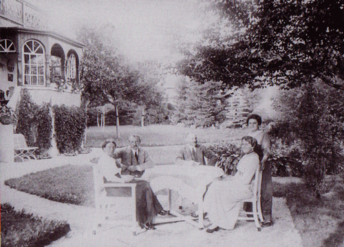 Im Garten der Villa von Ziegeleibesitzer Anton Baur, ehemals Johanneskirchner Straße 147, um 1910 © Familie Bernst. Die Villa mit dem markanten Turm wurde 1901 erbaut und um 1970 abgerissen. Zum Anwesen gehörte neben dem stattlichen Wohnhaus auch eine Almhütte und ein Springbrunnen im Garten.