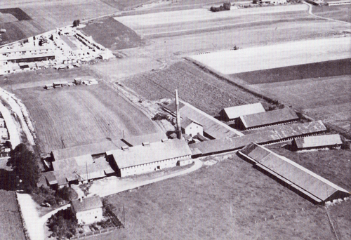 Ziegelei der Familie Baur in Johanneskirchen. Links der weiße Weg entspricht dem Verlauf der heutige Musenbergstraße. Luftbild © Familie Bernst