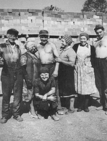 Beschäftigte der Ziegelei Baur in Johanneskirchen, um 1960 © Familie Bernst.