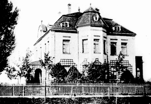 Die Villa Hartl, Oberföhringer Straße 270, heute Trambahnschleife Ecke Cosimastraße, im Jahr 1904, Quelle: Bernst, Karin: Oberföhring. Das Dorf und seine Bewohner im 19. Jahrhundert, München 2000.