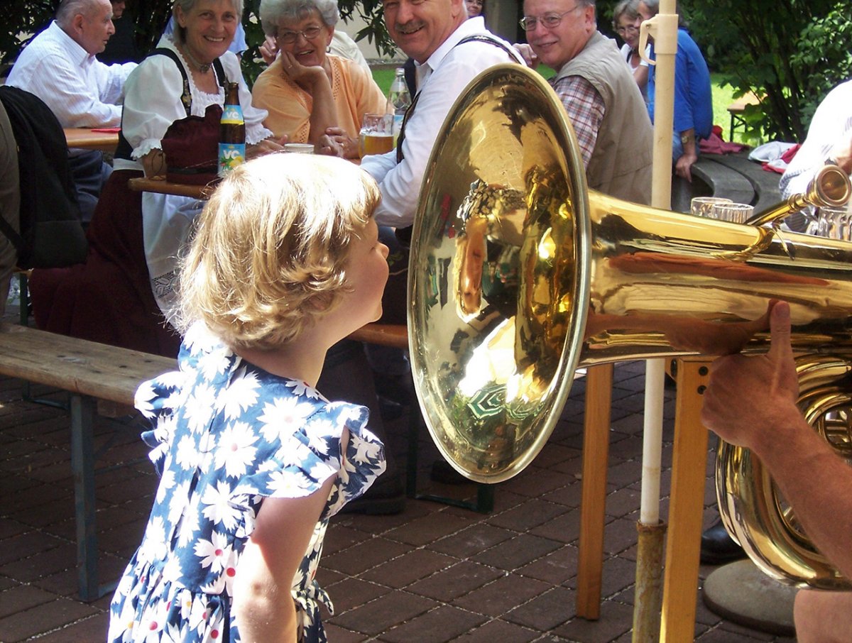 Mädchen und Tuba bei einer Maibaumaufstellung in Englschalking