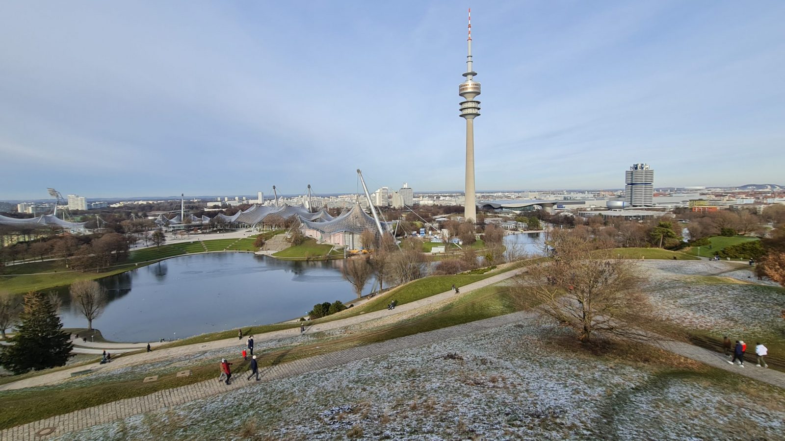 Blick vom "Olympiaberg" zum Olympiasee&nbsp;(Bild © L. Röth)